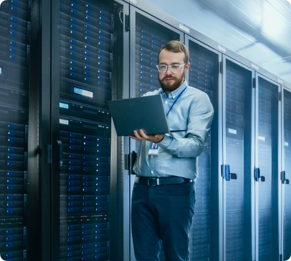 Zaměstnanec Webglobe, který na servery a cloud využívá nejmodernější technologie